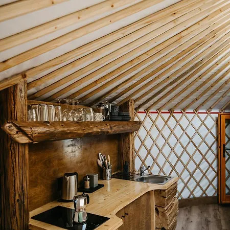 Jurta A Duna-parton *